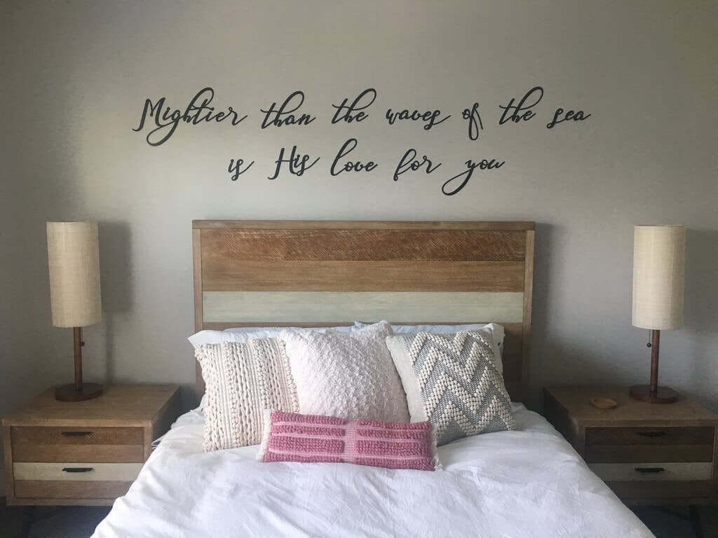 bad_script_font_on_wall.jpg