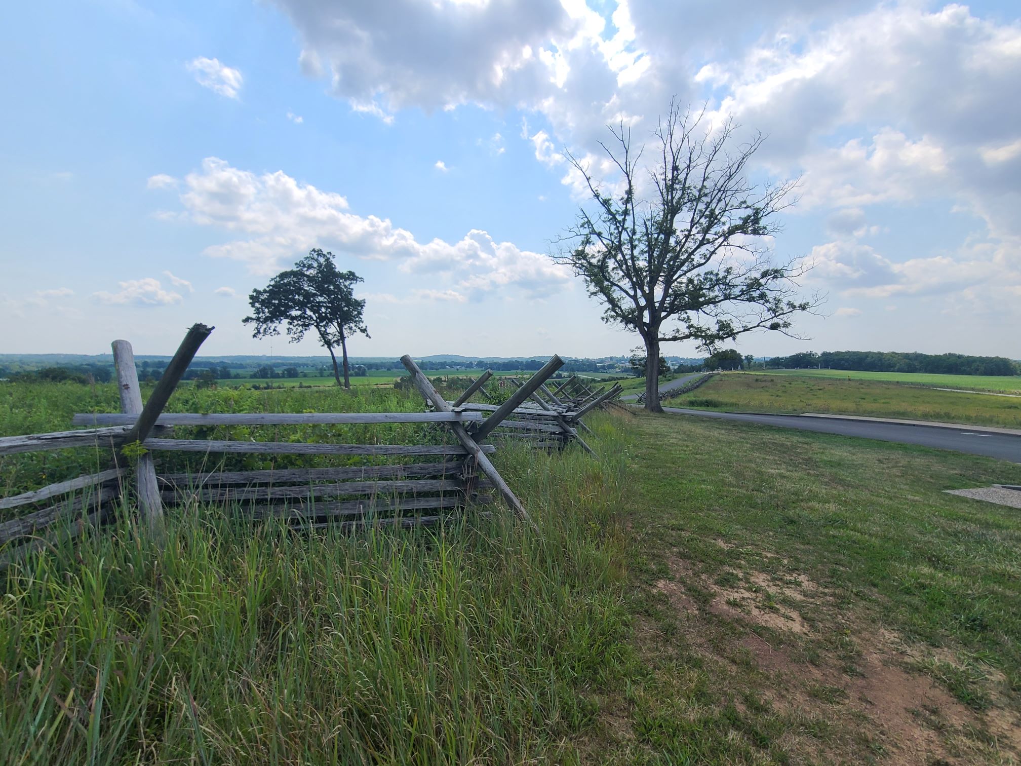 Campo de batalla de Gettysburg con la universidad en el fondo