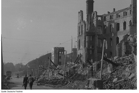 Street_Scene_in_Dresden_Germany_1945