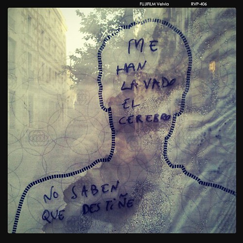 Perfil dibujado de una persona sobrepuesto sobre una foto de una calle urbana con el rótulo me han lavado el cerebro no saben que destiñe